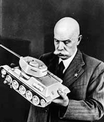 Е.О. Патон с моделью танка