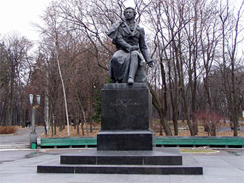 Памятник поэту на входе в Пушкинский парк