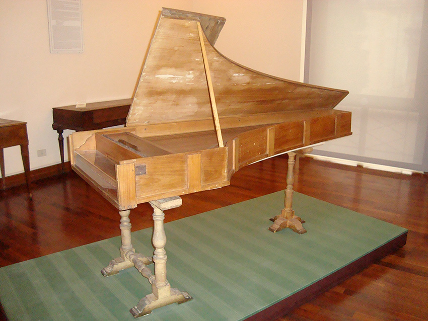 Фортепиано работы Кристофори (1722 год) из музея в Риме