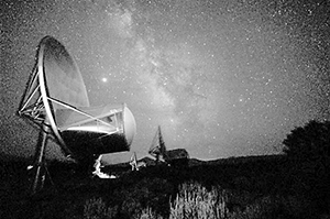 Одна из антенн радиотелескопа Аллена - научного инструмента, работающего в программе SETI