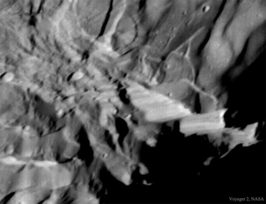 Самая высокая гора в Солнечной системе - Верона Рупес на спутнике Урана Миранде