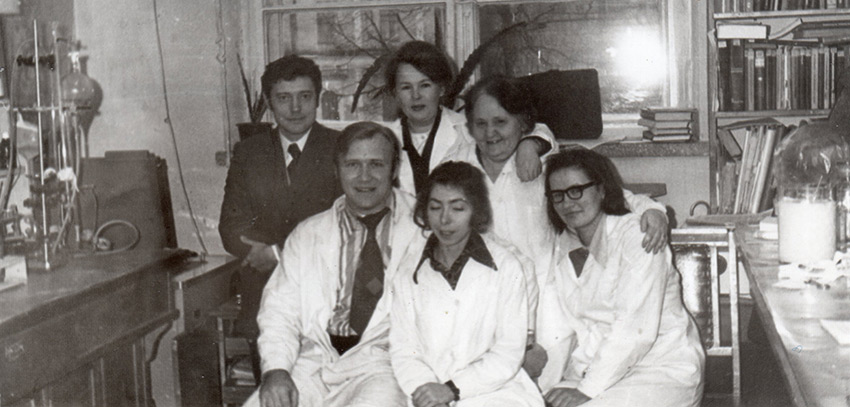 Рита Григорьевна со своими учениками и сотрудниками