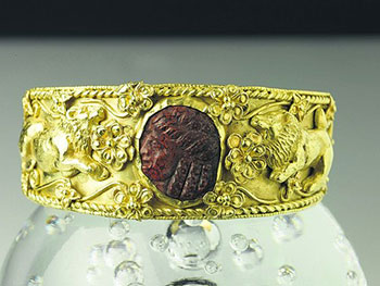 Браслет с геммой. Золотое изделие весом 68 г, 3 век до н. э. Музей исторических драгоценностей Украины