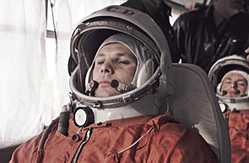 Первый космонавт и его дублёр по дороге на стартовый комплекс