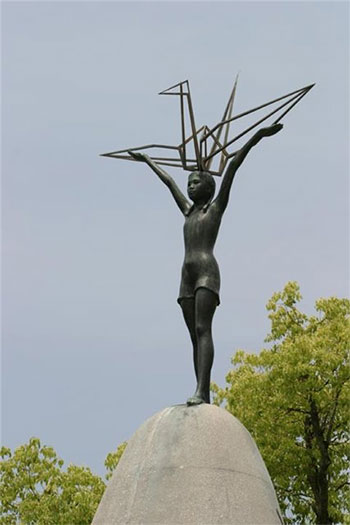 Памятник в Парке мира города Хиросима