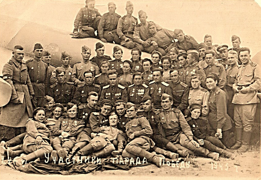 Участники парада Победы 1945 года. Сидит крайняя справа Е.Запольнова