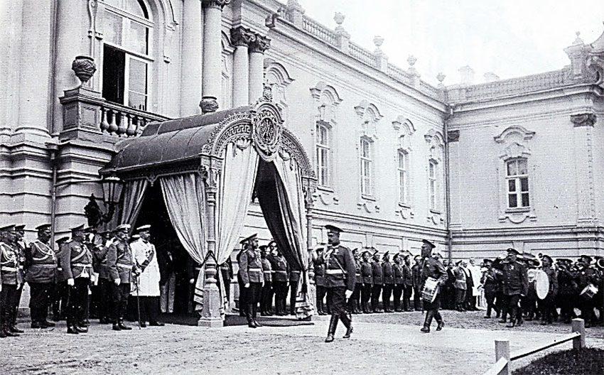 Смотр войск Николаем II перед зданием императорского дворца