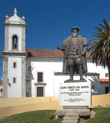 Памятник Васко да Гаме на его родине в г. Синеши