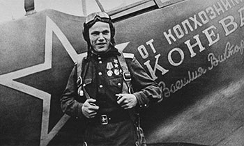 Иван Кожедуб после боевого вылета