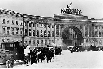 Арка Главного штаба и Дворцовая площадь в 1942 году