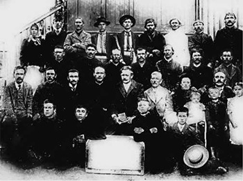 Иван Франко (в центре, с книгой в руках) с семьей Евгения Белинского в Збараже