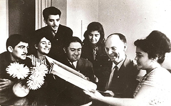 Б.Е.Патон с молодыми учеными Азербайджана