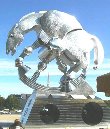 Пам’ятник сферичному коню у Берліні