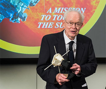 Юджин Паркер із макетом зонда «Паркер».