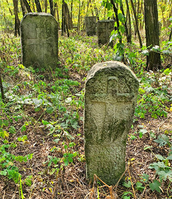 Хрести і каміння, розкидані пагорбами народ відносить до старовини