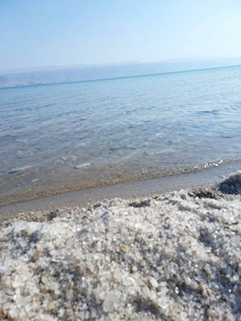 Сіль на березі Мертвого моря